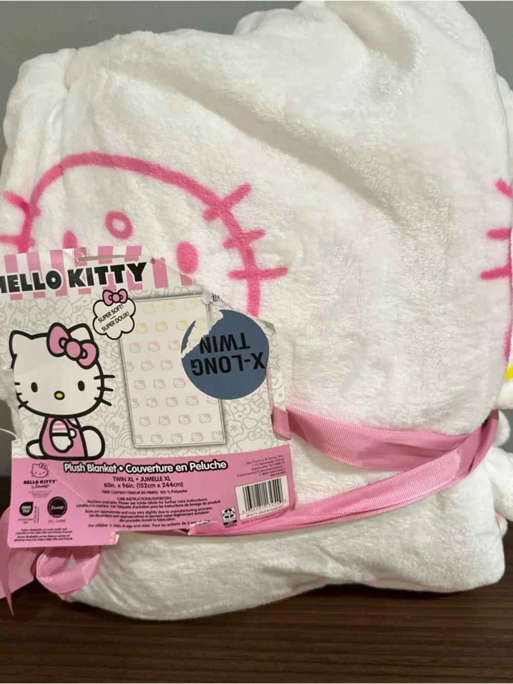 Hello Kitty White and Pink Hooded Plush Blanket - Picture 4 of 8